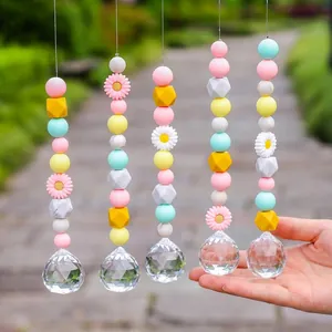 Acchiappasole in perle di silicone colorate con margherite e prismi di cristallo.