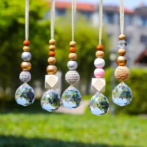 Dettaglio di acchiappasole con prismi di cristallo e perle colorate in legno e uncinetto