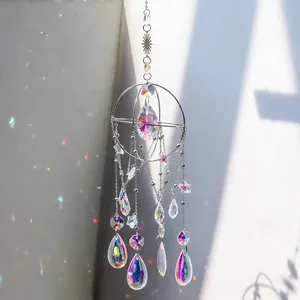 Detailansicht des Kristall-Sonnenfängers mit Regenbogen-Prismenreflexionen