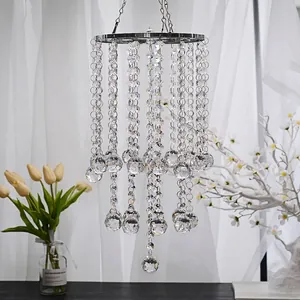 Detailweergave van kristallen kralen op een metalen hangende zonnevanger