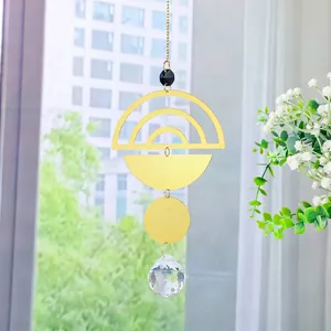 Detailansicht des goldenen geometrischen Sonnenfängers mit facettierter Kristallkugel