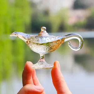 Vista detallada de una lámpara mágica de cristal ornamentada sostenida a mano al aire