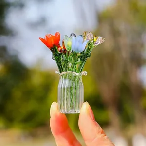Makroaufnahme von exquisiten handgefertigten Mini-Glasblumen in einer winzigen Klarglasvase