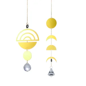 Goldene Sonnenfänger aus Metall mit Mondphasen und Regenbogenformen sowie Kristallprismen
