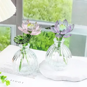 Detailansicht handgefertigter Glaslotusblumen in eleganten, klaren, gerippten Minivasen