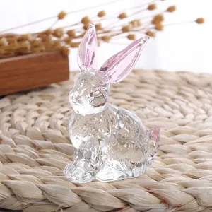 Detailansicht der rosa und klaren Kristall-Hasen-Glasfigur auf Matte