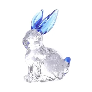 Elegante sitzende Hasenfigur aus klarem Kristall mit blauen Ohren für die Tischdekoration