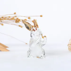 Detailansicht einer luxuriösen Kristall-Hasenfigur mit eleganten goldfarbenen Akzenten.