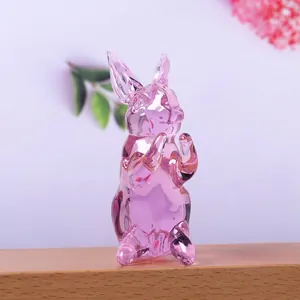 Gedetailleerde macro-opname van een delicaat roze transparant kristallen konijnenbeeldje