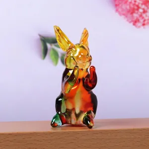 Detailopname van een kleurrijk kristallen konijnenbeeldje met een champagne afwerking