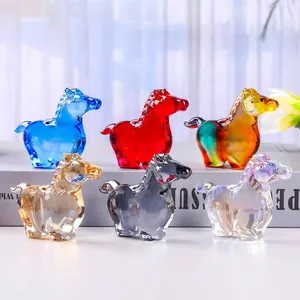 Lot de six figurines de chevaux en cristal aux couleurs vives pour décoration élégante