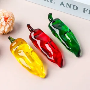 Detaillierte Nahaufnahme von lebendigen Glas-Chili-Figuren in den Farben Rot, Gelb und Grün.