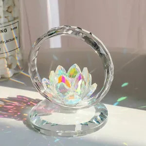 Detailansicht eines facettierten Kristalllotus mit Regenbogen-Lichtbrechung