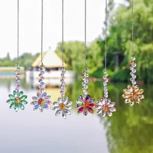 Dettaglio di sei colorati acchiappasole a girasole in cristallo con rivestimento AB su catene