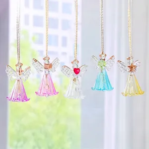 Detalle de atrapasoles de ángeles de cristal colgantes en varios colores vibrantes.