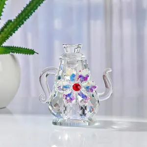 Primer plano de una tetera de cristal facetado con un vibrante diseño floral azul