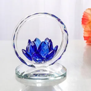 Detailaufnahme eines blauen Kristall-Lotusblumen-Ornaments im Kreis
