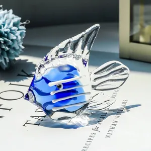Figurine de poisson en verre soufflé bleu et transparent avec rayures blanches