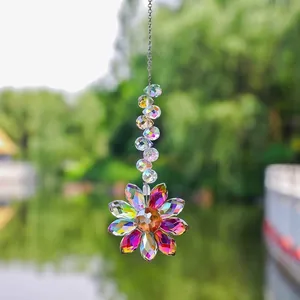 Dettaglio dell'acchiappasole in cristallo a girasole con rivestimento AB esterno