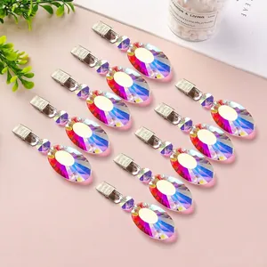 Vue détaillée de pinces à nappe en cristal AB irisé pour décoration de table chic