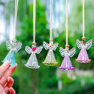 Juego de cinco atrapasoles con forma de ángel de cristal de colores colgados en un jardín