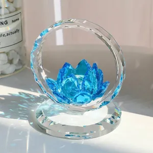 Nahaufnahme eines funkelnden blauen Kristall-Lotos-Ornaments in einem runden Kristallrahmen.