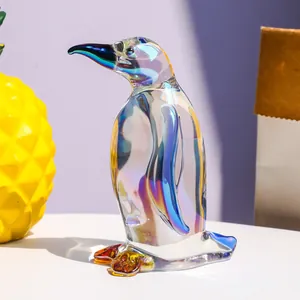 Statuina di pinguino in vetro iridato fatta a mano con vivaci riflessi arcobaleno