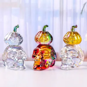 Detaillierte Ansicht von drei bunten Kristallschädel und Kürbis Halloween Tischdekorationen