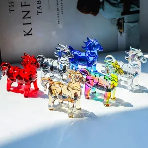 Vue macro de figurines de chevaux en cristal coloré montrant des détails d'artisanat