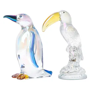 Statuine artigianali in vetro di cristallo iridescente di pinguino e tucano casa