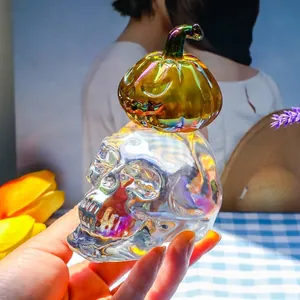 Detailaufnahme eines irisierenden Glas-Schädel-Kürbis-Halloween-Dekorationsornaments