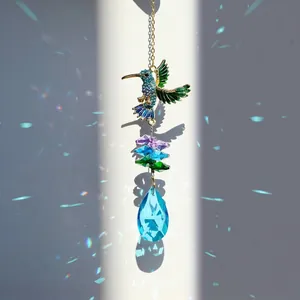 Détail de l'attrape-soleil colibri en cristal montrant facettes et réfractions