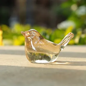 Vista dettagliata di una statuina di uccello in cristallo ambrato con riflessi naturali