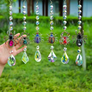 Varietà di acchiappasole in cristallo colorato con insetti e ragni per decorare il giardino