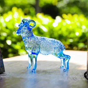 Vista dettagliata di una statuetta di capra in cristallo cangiante con finitura blu