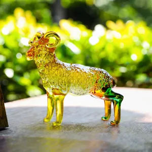 Macro di una statuetta di capra in cristallo sfumato con vivaci riflessi di luce