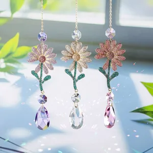 Vue détaillée de trois attrape-soleil marguerites en cristal violet, or et rose