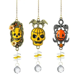 Vista detallada de atrapasoles de Halloween con prismas de cristal de calavera