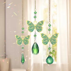 Set di tre acchiappasole a farfalla in cristallo verde con accenti dorati e perle prismatiche