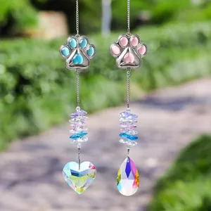 Dettaglio ravvicinato del design a zampa e del cuore in cristallo di un acchiappasole.