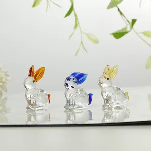 Drie kleurrijke glazen konijnenfiguren met kristaltextuur voor unieke huisdecoratie