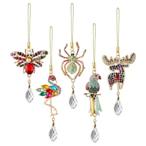 Set aus fünf bunten Strass-Tieranhängern mit Biene, Flamingo, Spinne, Papagei und Rentier-Motiv.
