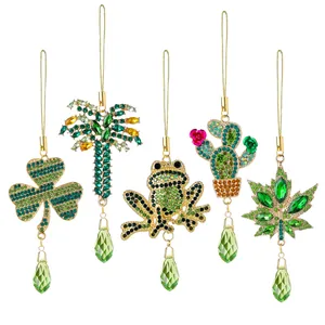 Set mit 5 funkelnden Metall-Strass-Anhängern mit Kleeblatt-, Frosch- und Kaktusdesign