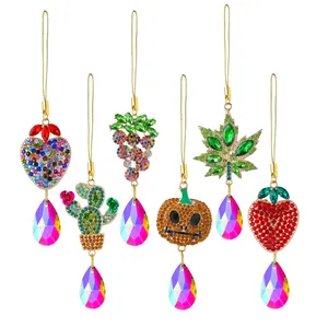 Set bunter Strass-Kristall-Anhänger für Garten- und Weihnachtsdekorationen im Freien.