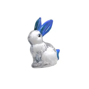 Handgemaakt kristallen konijnenfiguurtje met blauwe oren en een wit glazen lichaam