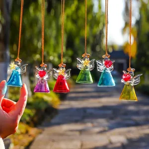 Exquis ornements d'anges en verre coloré avec des détails de cœurs et d'étoiles scintillants