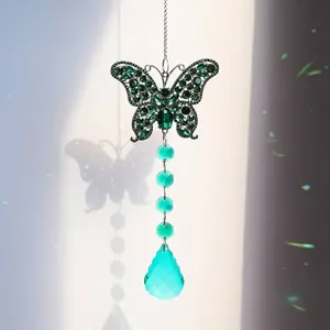Dettaglio dell'acchiappasole a farfalla in cristallo con strass verde smeraldo
