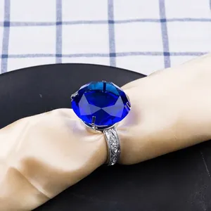 Detalle macro de un servilletero de cristal azul de 4 cm con banda de plata grabada