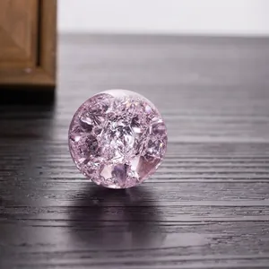 Dettaglio ravvicinato di una sfera di cristallo rosa con effetto ghiaccio crepato