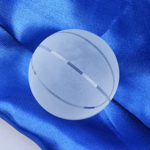 Mattiertes Kristall-Basketball-Ornament mit geätzten Linien auf blauem Satin